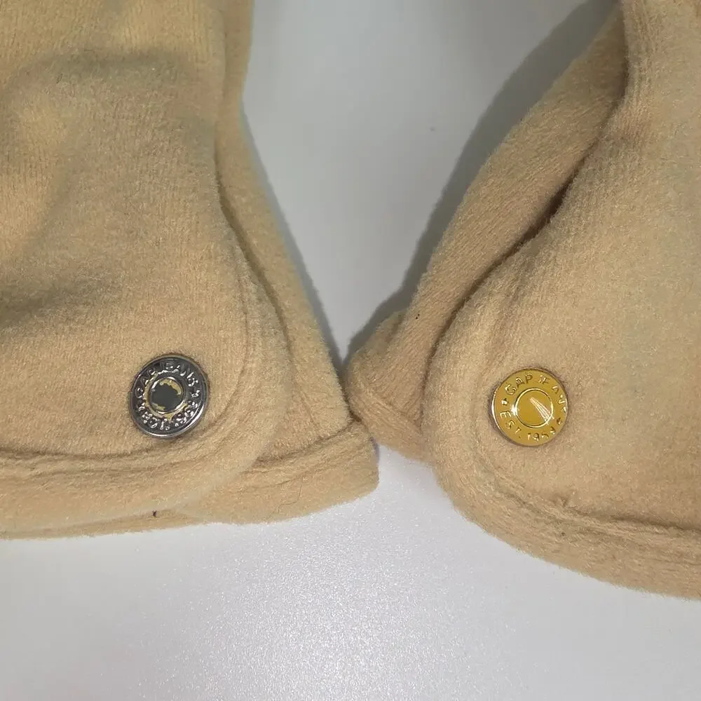 GAP WOMEN’S BUTTON‑TRIM STRETCH FLEECE GLOVES – NEUTRAL TAN – SMALL/MEDIUM